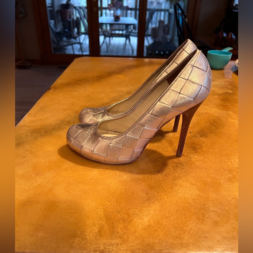 LAMB platinum gold woven leather stiletto pumps in excellent condition size 8.5